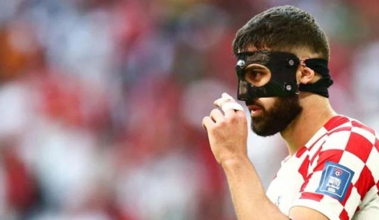 فٹبال ورلڈکپ میں کچھ کھلاڑی عجیب فیس ماسک کیوں استعمال کررہے ہیں؟